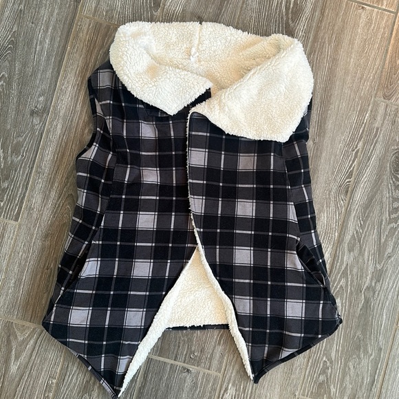 Matilda Jane Jackets & Blazers - Womens Matilda Jane size small S reversible Sherpa black gray plaid winter vest